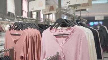 Modern giyim mağazasının içinde.