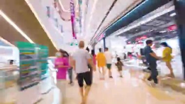 Modern alışveriş merkezinin içinde