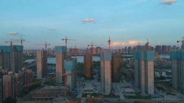 Şehirdeki inşaat alanının havadan görüntüsü