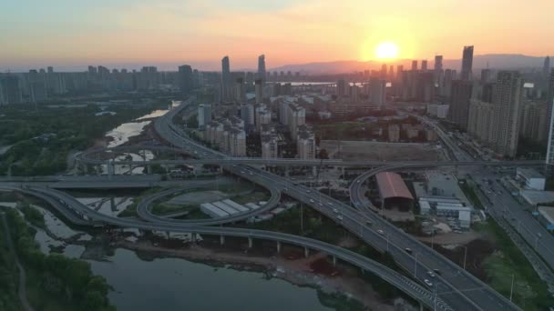 Воздушный Вид Современный Город Закате — стоковое видео