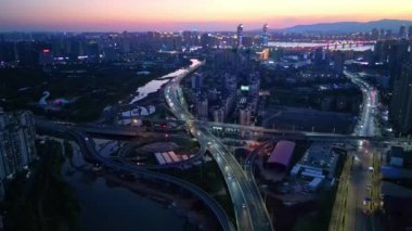 Geceleri modern şehrin havadan görünüşü