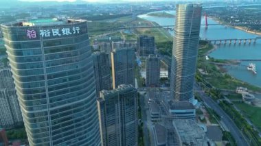 Modern şehrin havadan görünüşü