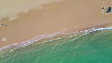 Güneşli bir günde güzel kumlu sahil