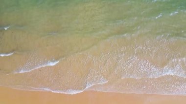 Kumlu sahilde bir kadın 