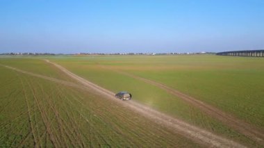 Güneşli bir günde araba sürüşünün havadan görüntüsü