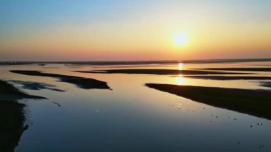 Gün batımında güzel göl manzarası 