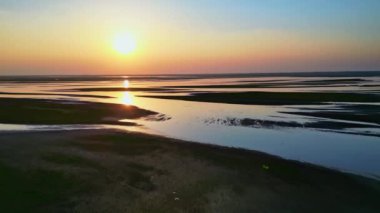 Gün batımında güzel göl manzarası 