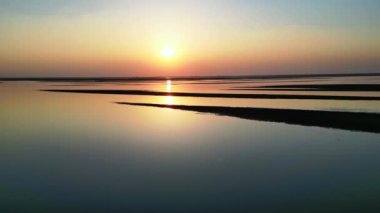 Gün batımında güzel göl manzarası 