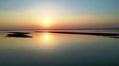 Gün batımında güzel göl manzarası