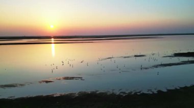 Gün batımında güzel göl manzarası