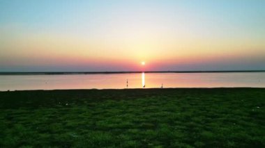 Gün batımında güzel göl manzarası