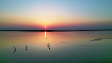 Gün batımında güzel göl manzarası