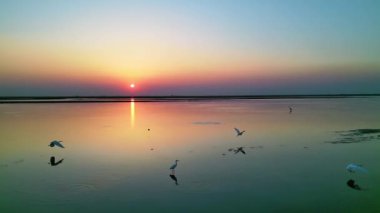 Gün batımında güzel göl manzarası