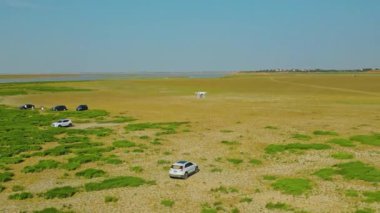 Arabalı ve uçan dronlu güzel manzaranın havadan görüntüsü