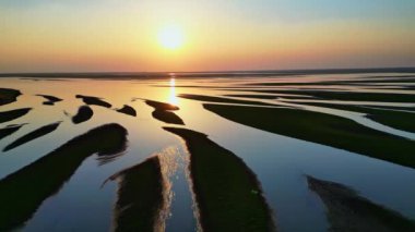 Gün batımında güzel göl manzarası  