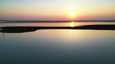 Gün batımında güzel göl manzarası  
