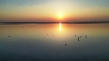 Gün batımında güzel göl manzarası  