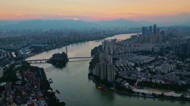 Günbatımında modern şehrin havadan görünüşü