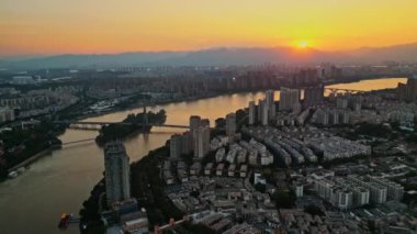 Günbatımında modern şehrin havadan görünüşü