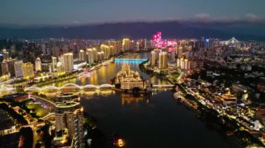 Geceleri modern şehrin havadan görünüşü