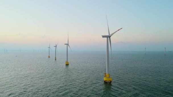 Luftaufnahme Von Windkraftanlagen Meer Bei Sonnenuntergang — Stockvideo