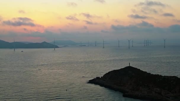 日没時の海上風力タービンの空中観測 — ストック動画