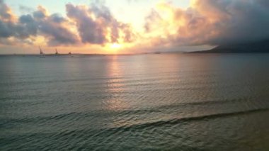 Gün batımında deniz manzarası