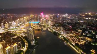 Geceleri modern şehrin havadan görünüşü