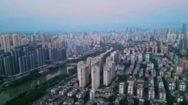 Modern şehrin havadan görünüşü 