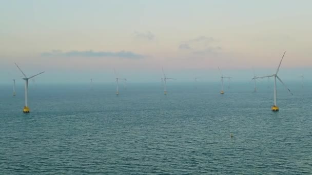 Luchtfoto Van Windturbines Zee Bij Zonsondergang — Stockvideo