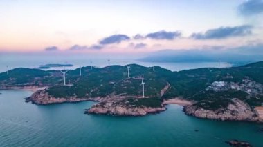 Rüzgar türbinleriyle kayalık deniz kıyısının havadan görünüşü