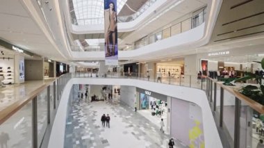 Modern alışveriş merkezinin içi