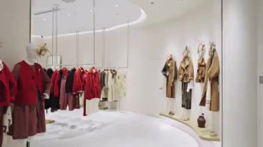 Modern giyim mağazasının içi.