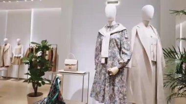 Modern giyim mağazasının içi.