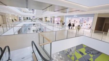 Modern alışveriş merkezinin içi