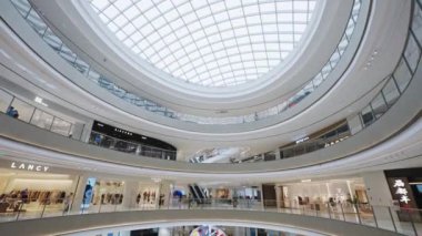 Modern alışveriş merkezinin içi