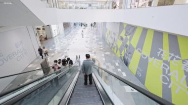 Modern alışveriş merkezinin içi