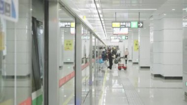 Modern metro istasyonunun içi