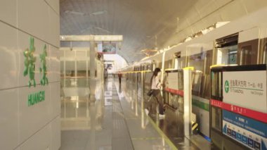 Modern metro istasyonunun içi