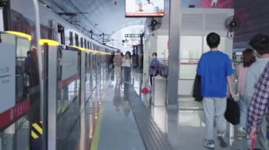 Modern metro istasyonunun içi