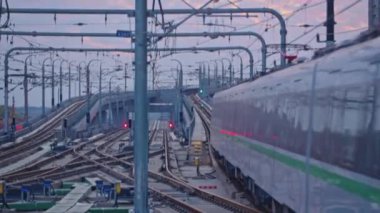 Şehirde modern metro treni  