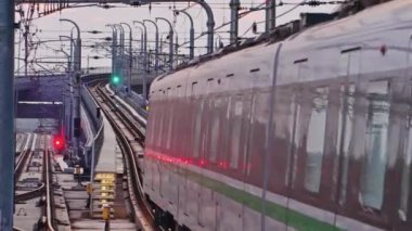 Şehirde modern metro treni  
