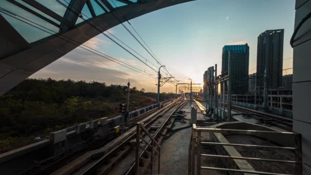 Moderne Bahn Der Stadt Bei Sonnenuntergang — Stockvideo