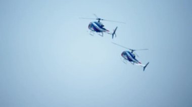 Mavi gökyüzünde uçan helikopter