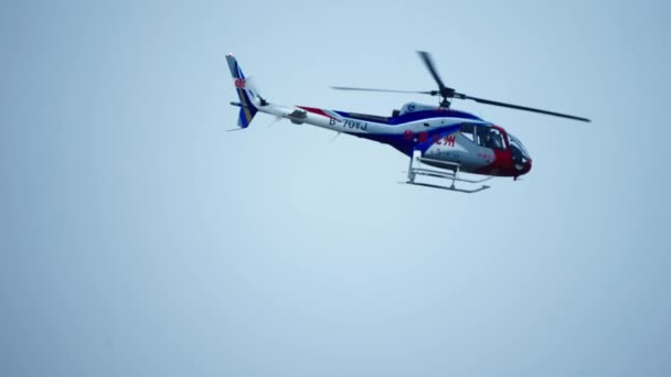 Hélicoptère Volant Dans Ciel Bleu Vidéo De Stock