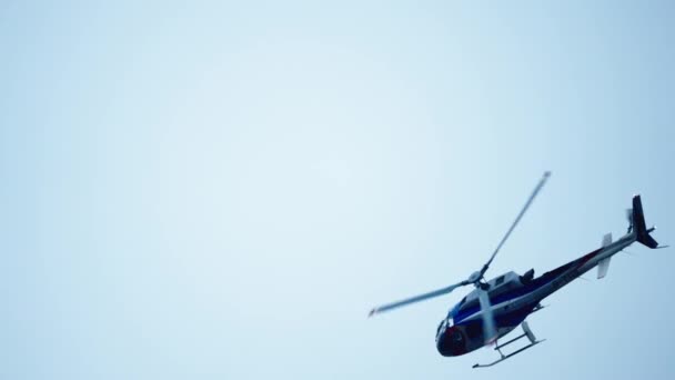 Vrtulník Letící Modré Obloze — Stock video
