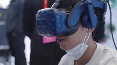 Hava gösterisinde uçuş simülatörü kullanan adam