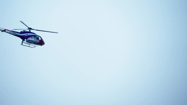Hélicoptères Volant Dans Ciel Bleu Séquence Vidéo Libre De Droits