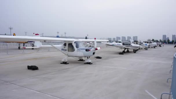Małe Samoloty Nowoczesnym Lotnisku — Wideo stockowe