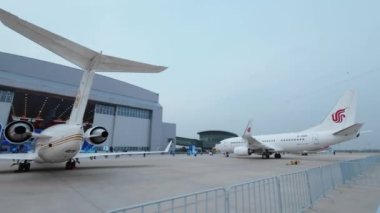 Havaalanında hava gösterisi.